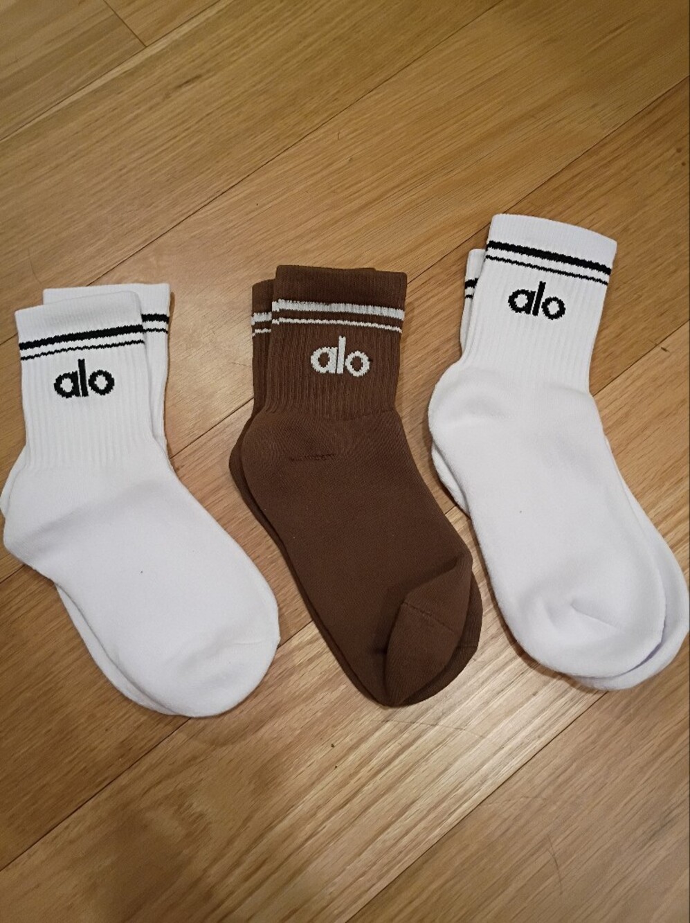 Alo Yoga Half Crew Socks 3-Pack with Logo - White & Brown